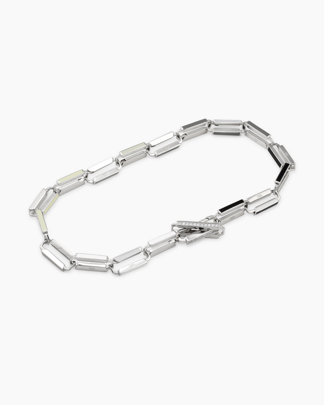 Montage Chain_Monochrome